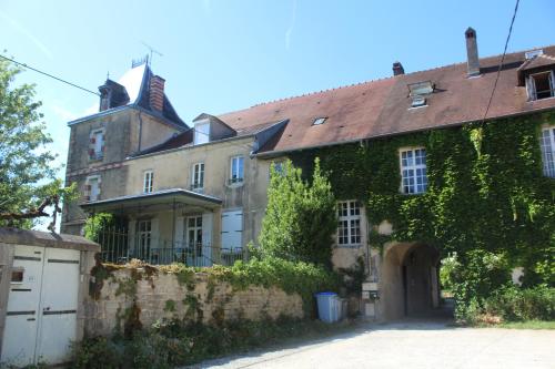 Maison de vacances Gîte du château de Feschaux, Jura 91 chemin des Platanes Villeneuve-sous-Pymont