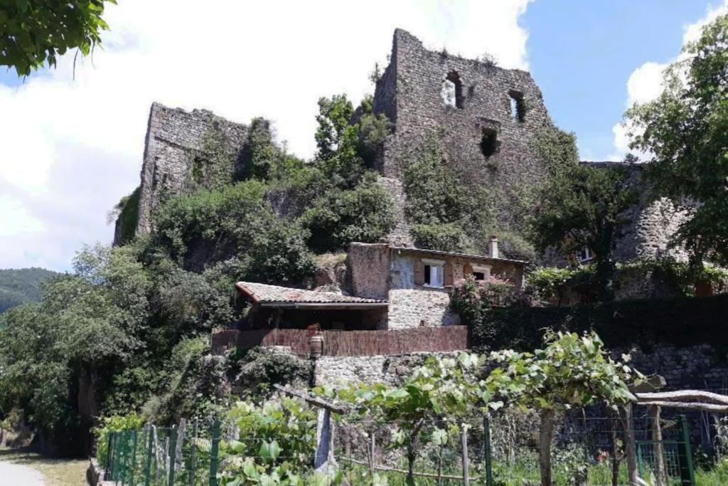 Maison de vacances Gîte du Château de Retourtour montée des ruines 22 bis montée des ruines, 07270 Lamastre