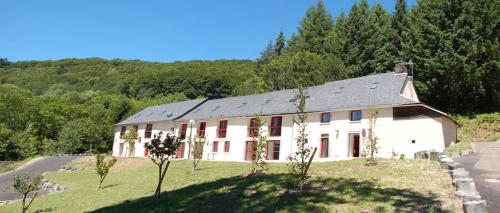 Appart'hôtel Gîte du Haut Cantal - Appartements meublés avec kitchenette et chambres sans kitchenette La Borie de Pourtou Condat