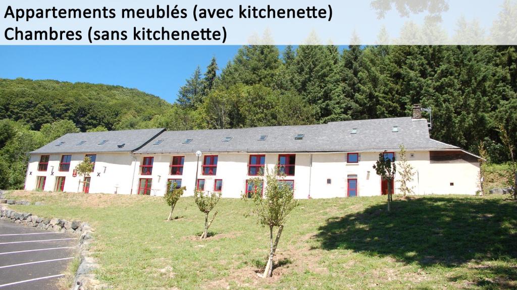 Appart'hôtel Gîte du Haut Cantal - Appartements meublés avec kitchenette et chambres sans kitchenette La Borie de Pourtou, 15190 Condat