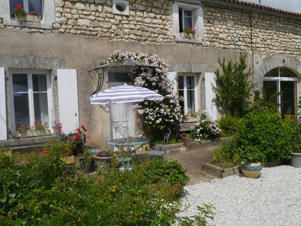 Maison de vacances gîte du luquet le luquet 51 rue antoine de st exupery, 16380 Chazelles