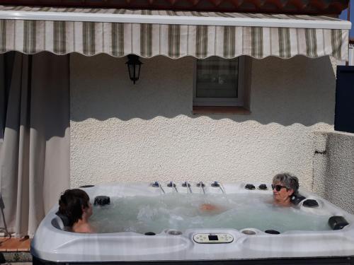 Appartement Gîte du Soleil, climatisé avec piscine chauffée d'avril à novembre, et jacuzzi 11 Avenue Pasteur Pouzolles