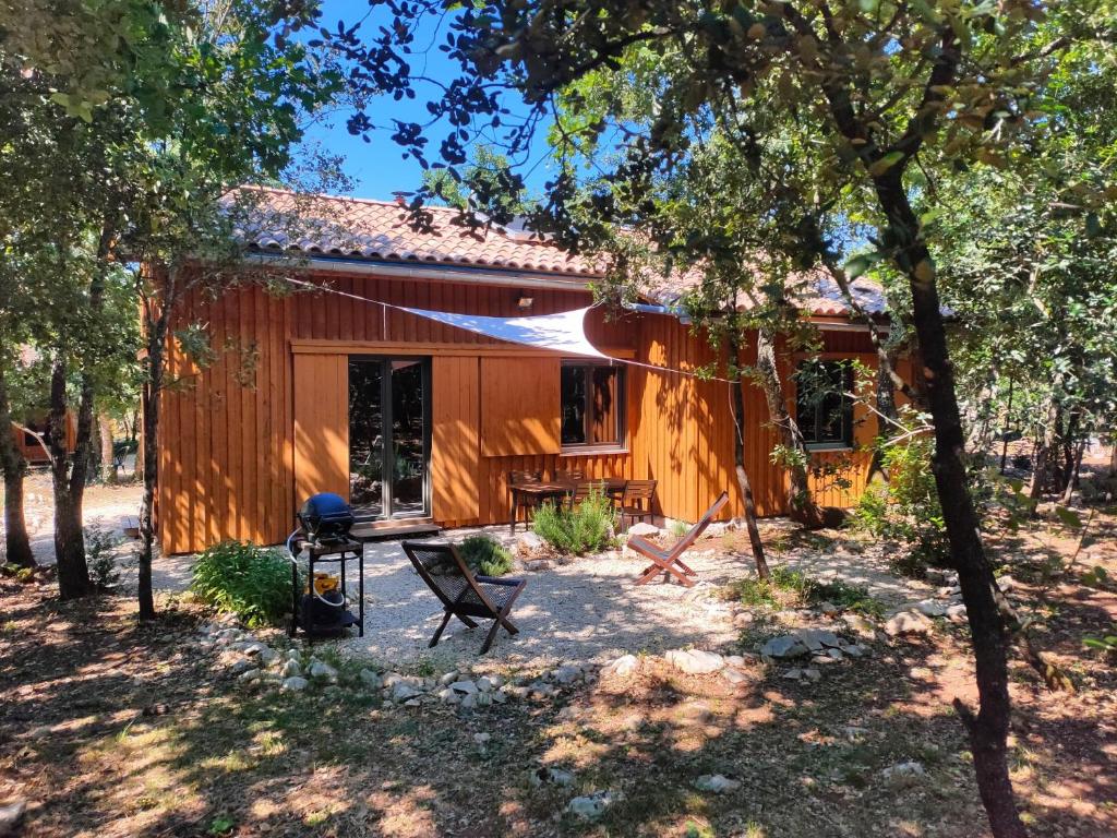 Chalets Gite et cabane écologiques 1000 Pailles 588 route du Mas de Serret, 07150 Labastide-de-Virac