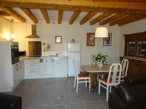 Maison de vacances Gîte Huismes, 3 pièces, 5 personnes - FR-1-381-370 Beaulieu -  - Huismes