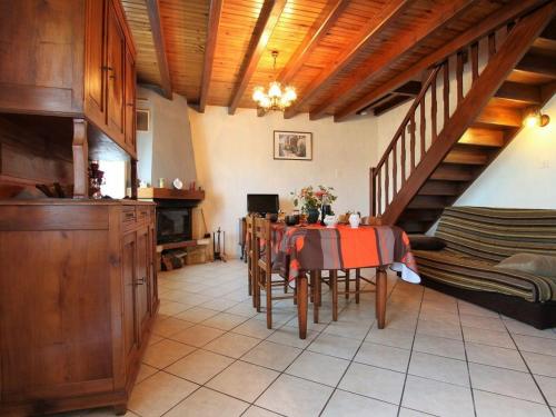 Maison de vacances Gîte Jullianges, 3 pièces, 5 personnes - FR-1-582-214 Leignac Jullianges