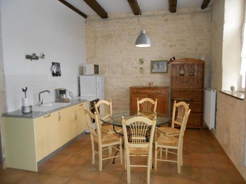 Maison de vacances Gîte L'Isle-en-Rigault, 4 pièces, 6 personnes - FR-1-585-9 Ecuries Jeand'Heurs Lisle-en-Rigault