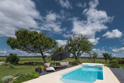 Appartement Gîte - LA CLOCHETTE du Château de Carney Lieu-dit Chateau du Carnay 11 rue Florence Arthaud Lugon et l’Ile du Carney