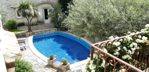 Gîte La Maison des Autres, climatisé, piscine partagée chauffée Saint-Géniès-de-Malgoirès france
