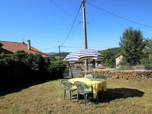 Maison de vacances Gîte Lantriac, 3 pièces, 4 personnes - FR-1-582-141 Le Mont Lantriac