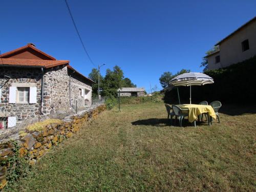 Gîte Lantriac, 3 pièces, 4 personnes - FR-1-582-141 Lantriac france