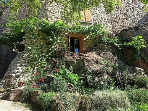 Maison de vacances Gîte le rocher du château de Retourtour 22 Voie Communale des Ruines Lamastre