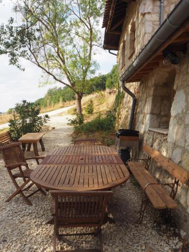 Maison de vacances Gîte Les Cabanes de Fallot pour 15 personnes avec accès piscine naturelle Les Cabanes de Fallot, Lieu-dit En Fallot LʼIsle-Bouzon