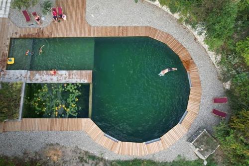 Gîte Les Cabanes de Fallot pour 15 personnes avec accès piscine naturelle LʼIsle-Bouzon france