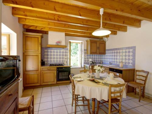 Maison de vacances Gîte Les Salles, 3 pièces, 4 personnes - FR-1-496-66 Coubanouze Les Salles