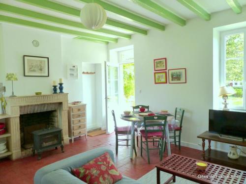 Gîte Lurcy-Lévis, 2 pièces, 3 personnes - FR-1-489-376 Lurcy-Lévis france