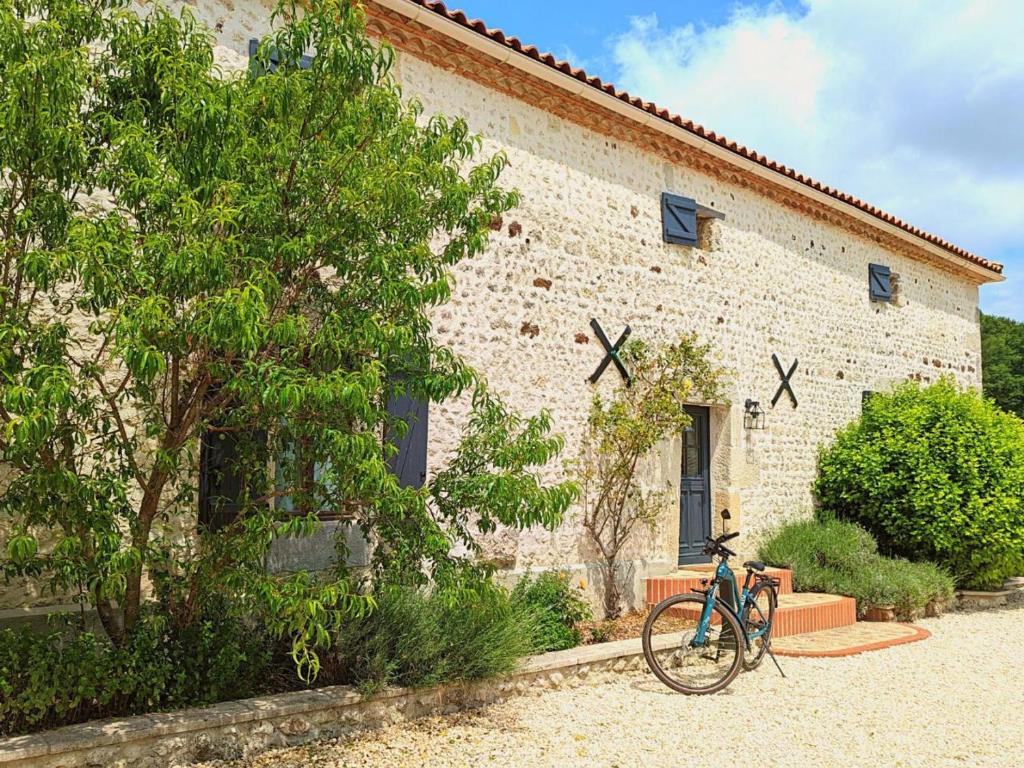 Maison de vacances Gîte Montmoreau, 5 pièces, 8 personnes - FR-1-653-105 La Maçonne St Amant de Montmoreau, 16190 Nonac