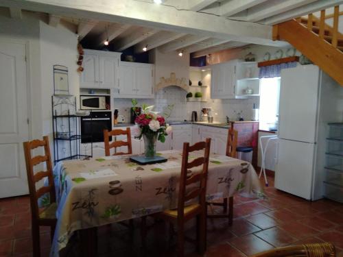 Maison de vacances Gîte Pôëzat, 4 pièces, 6 personnes - FR-1-489-118 8 RUE DE LA JONCHERE Poëzat
