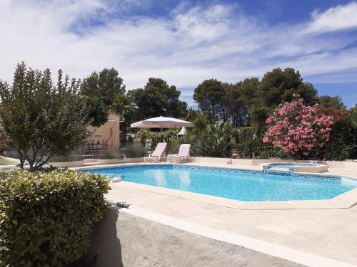 Gîte provençal indépendant avec piscine chauffée : LE SUY BIEN Flayosc france