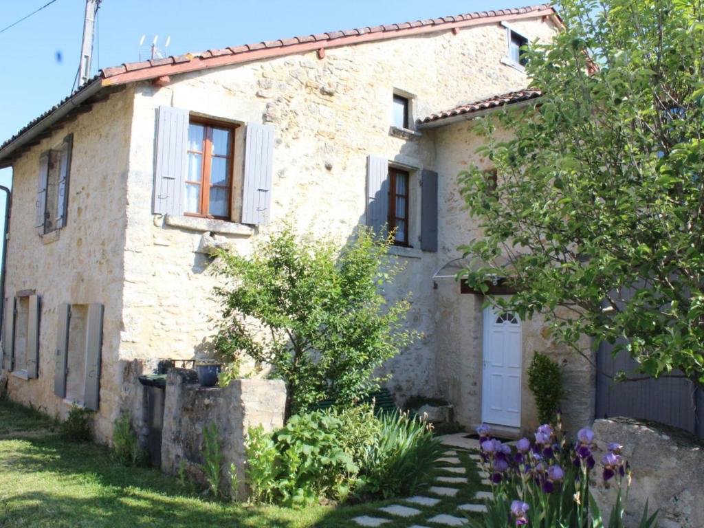 Maison de vacances Gîte Saint-Front-la-Rivière, 3 pièces, 6 personnes - FR-1-616-102 Lusson, 24300 Saint-Front-la-Rivière