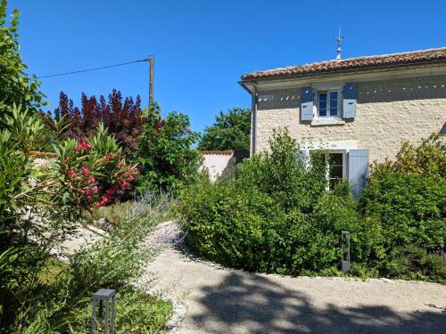 Maison de vacances Gîte Salles-de-Barbezieux, 4 pièces, 6 personnes - FR-1-653-80 22 chemin des Lamberts 22 chemin des Lamberts Salles-de-Barbezieux