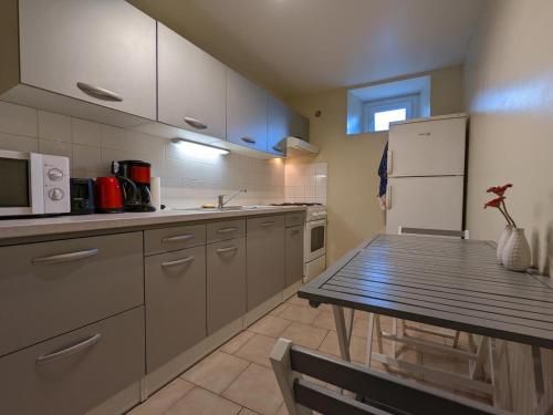 Maison de vacances Gîte Salles-Lavalette, 2 pièces, 4 personnes - FR-1-653-177 Le Bourg Salles-Lavalette