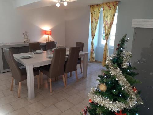 Maison de vacances Gîte Salles-Lavalette, 3 pièces, 6 personnes - FR-1-653-78 Le Bourg Salles-Lavalette