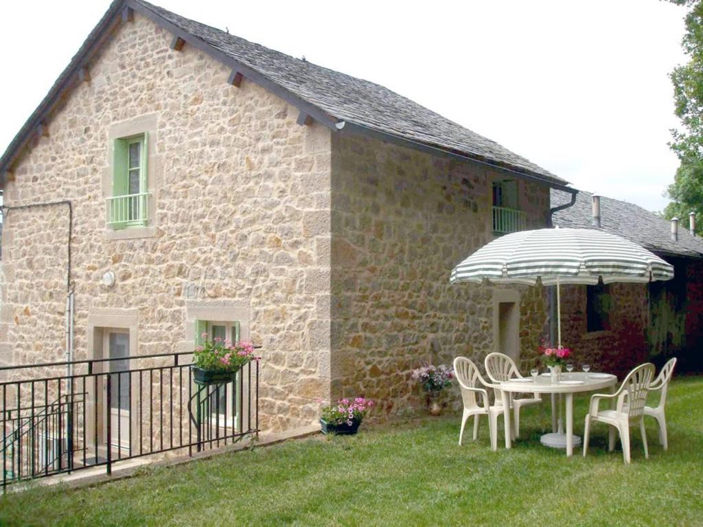 Maison de vacances Gîte Sévérac-d'Aveyron, 4 pièces, 6 personnes - FR-1-601-171 Le Vialaret - Recoules-Prévinquières, 12150 Sévérac d\' Aveyron