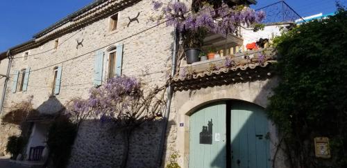 Appartement Gîte un air de troglodyte 21 Rue de Saint-Martin Salavas