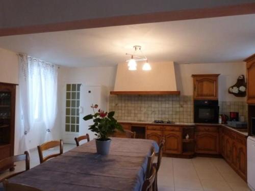 Maison de vacances Gîte Vallon-sur-Gée, 6 pièces, 10 personnes - FR-1-410-212 LES CELLIERS Vallon-sur-Gée