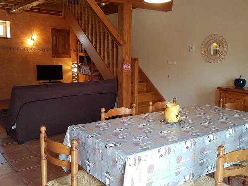 Maison de vacances Gîte Villemontais, 4 pièces, 6 personnes - FR-1-496-121 Les places Villemontais