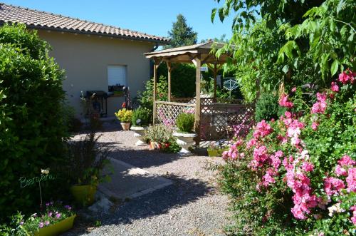 Maison de vacances Gites de Madame Lieu dit Madame Escazeaux