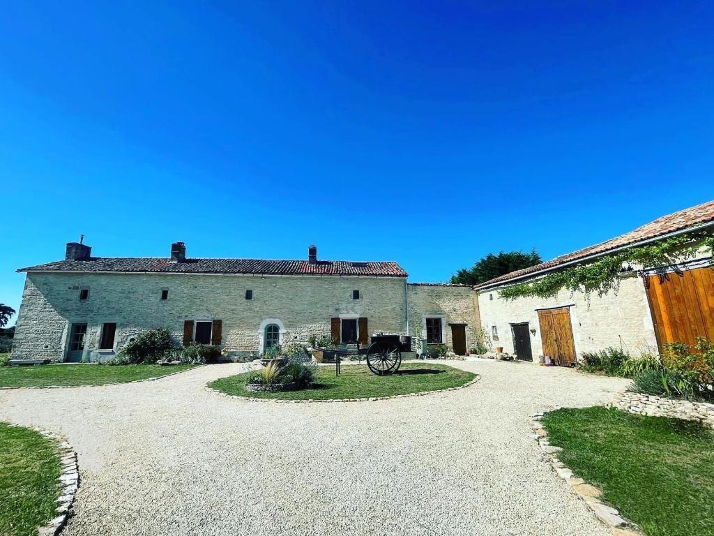 Maison de vacances Gîtes de Vanzay - superb gîte - 3 bedrooms with private pool 5 Rue de la Bonvent, 79120 Vanzay