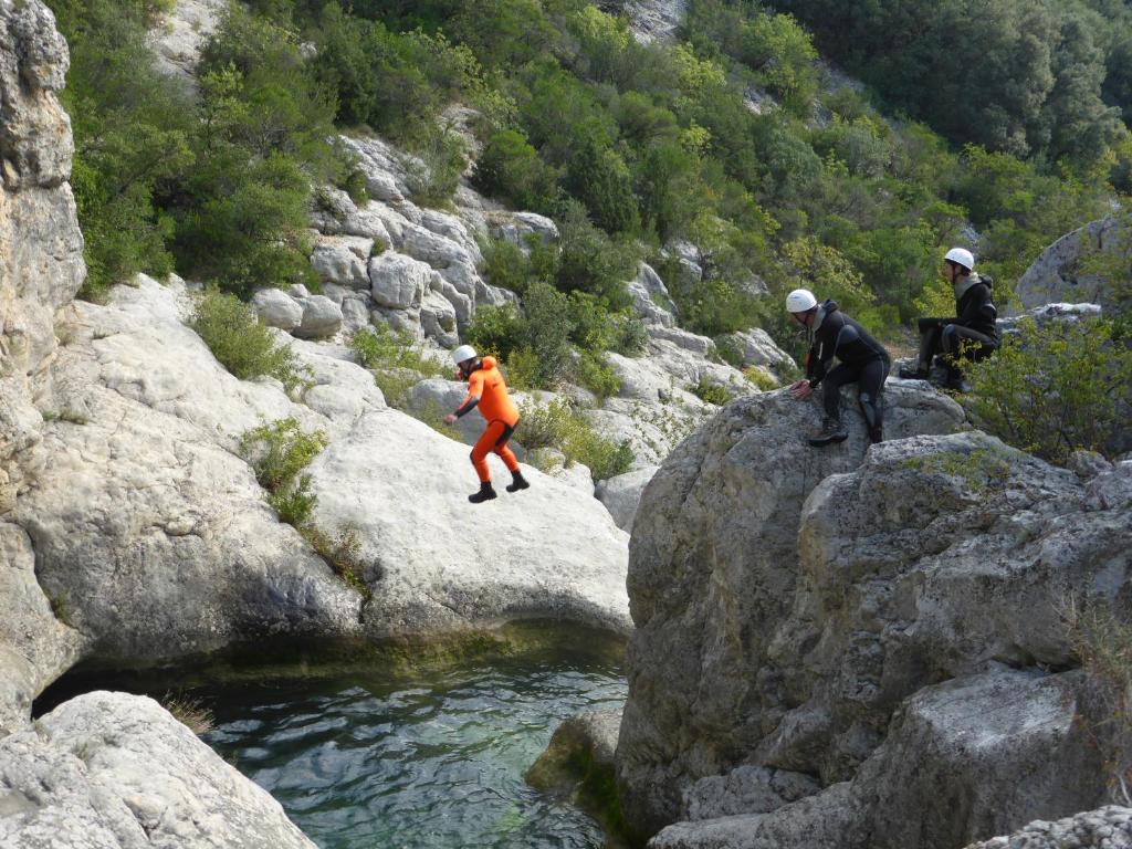 Maisons de vacances Gîtes Elaïa 1 chemin de potelières  hameau d'Auzon, 30500 Les Fumades-Les Bains