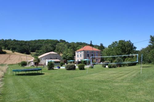 Maisons de vacances Gîtes Grand Pré ! et la Roulotte de Roquecor Camp Grand Roquecor