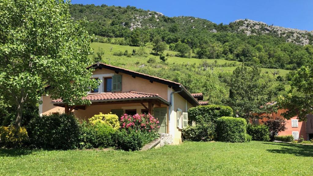 Maisons de vacances Gites le Paradis - Superbe vue sur le Vercors Dominant le village 14 Paradis II, 38680 Pont-en-Royans