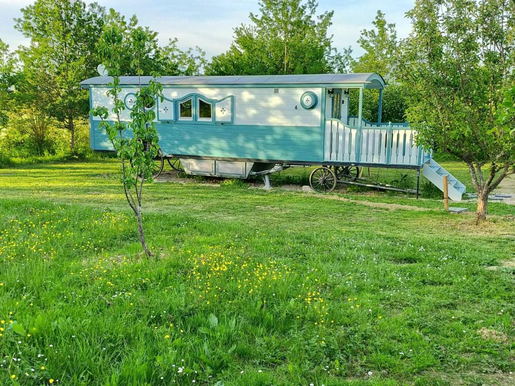 Séjour à la ferme Gîtes Les Perouilles - La Roulotte Climatisée avec Jacuzzi de Josépha Lieu dit \, 47350 Puymiclan