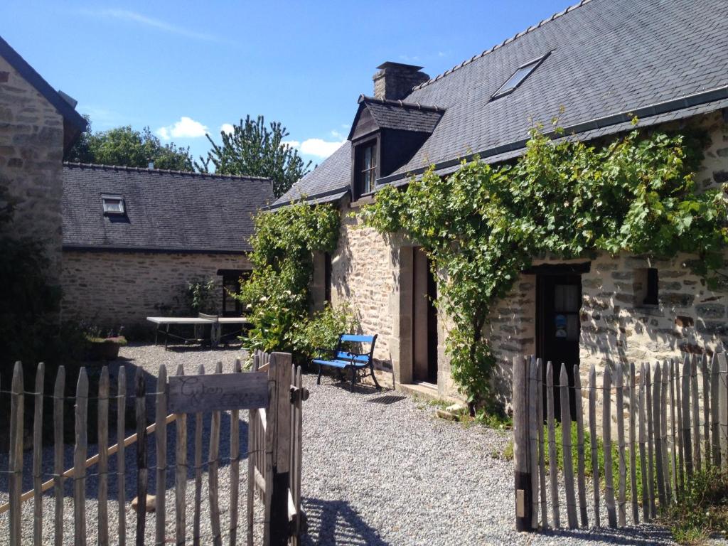 Maisons de vacances Gîtes oreillard et karrdi Saint Symphorien, 56650 Saint-Symphorien