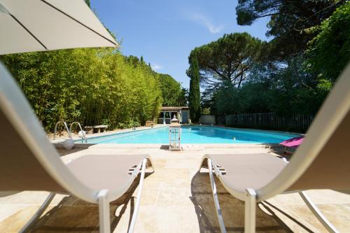 Gîtes piscine La Bastide des Pins Castillon-du-Gard france