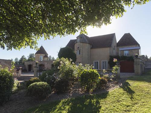Maison de vacances Gorgeous manor in the Auvergne with private swimming pool  Meaulne