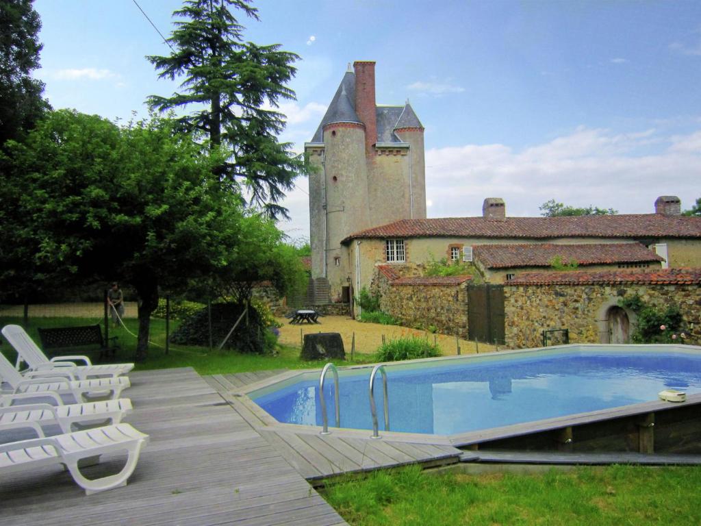 Maison de vacances Gorgeous Mansion with Pool in Saint Paul du Bois , 49310 Saint-Paul-du-Bois