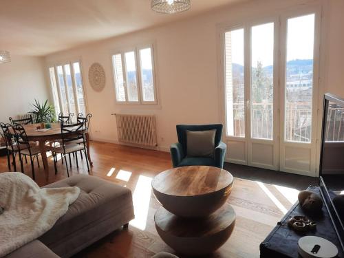 Grand appartement calme /2 chambres/Parking/balcons Lons-le-Saunier france