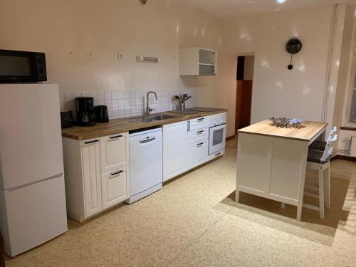 Appartement Grand appartement tout confort en plein coeur d'Arbois Gite de la Reine Jeanne - escaliers gauche Etage 2 5 Rue de Bourgogne Arbois