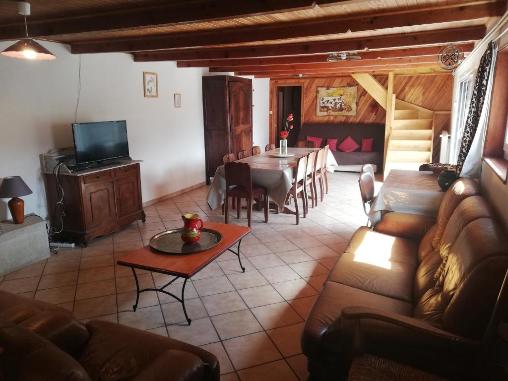 Maison de vacances Grand gite 14 personnes ,cour ,salle de jeux, proche du village , commerces 11 Rue du Stade, 15300 Murat