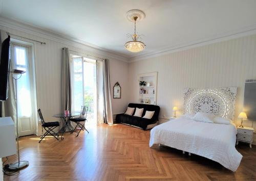 Appartement Grand studio 38m2 dans ancien palace avec piscine et place de parking privée 6 Avenue d'Albion Aix-les-Bains