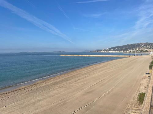 Appartement Grand Studio 7 minutes de la Plage et Climatisé sur Juan Les Pins 109 Boulevard Raymond Poincaré Antibes