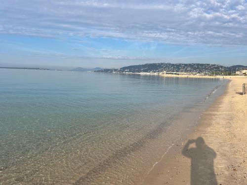 Grand Studio 7 minutes de la Plage et Climatisé sur Juan Les Pins Antibes france