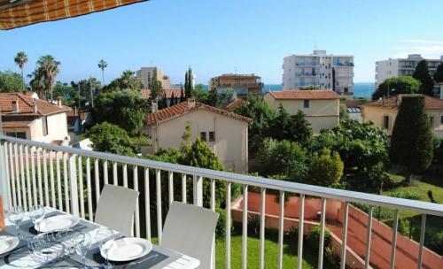 Appartement Grand studio Juan les Pins proche mer 85 Boulevard Raymond Poincaré Antibes