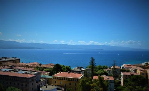 Appartement Grand T2 STANDING AJACCIO Proche centre et plages VUE PANORAMIQUE PARKING PRIVE U Palazzu Bât B . 4 Rue Maurice CHOURY . Ajaccio Ajaccio