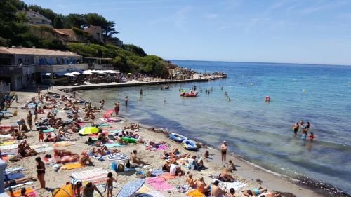 Grand T2 vue mer calme climatisé 500 m village et plage parking gratuit Sanary-sur-Mer france