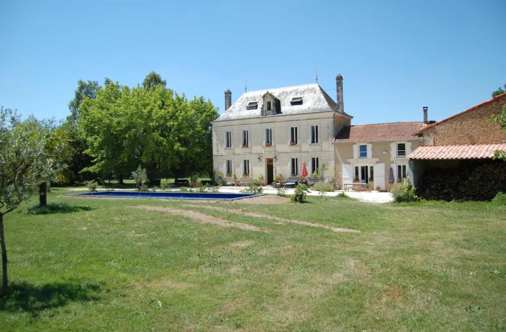 Villa Grande maison au calme, 25 min de la mer Allée de Chabanais, 17260 Cravans